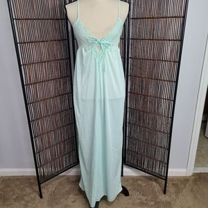 Mint green vintage nightgown. Small